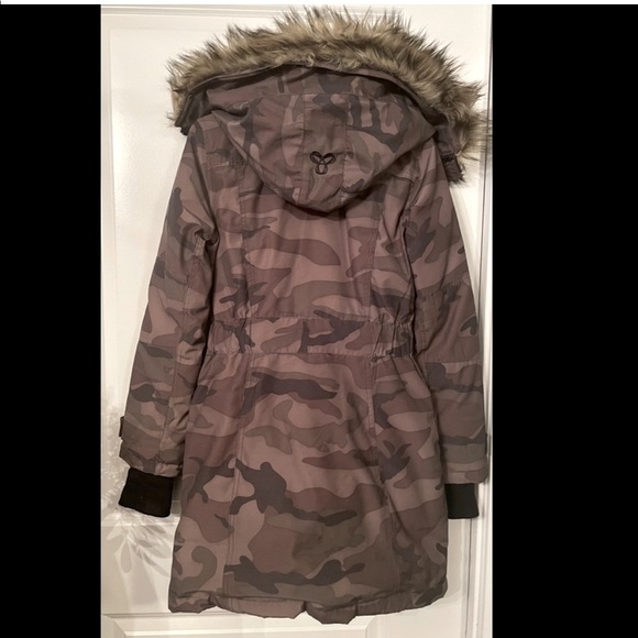 Golden Parka (Warmest: -30°C) - Picture 3 of 6